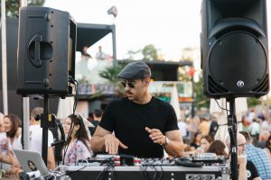 DJ @zamtheboi legt beim Film Festival auf