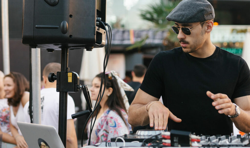 Auf dem Bild ist ein DJ zu sehen.