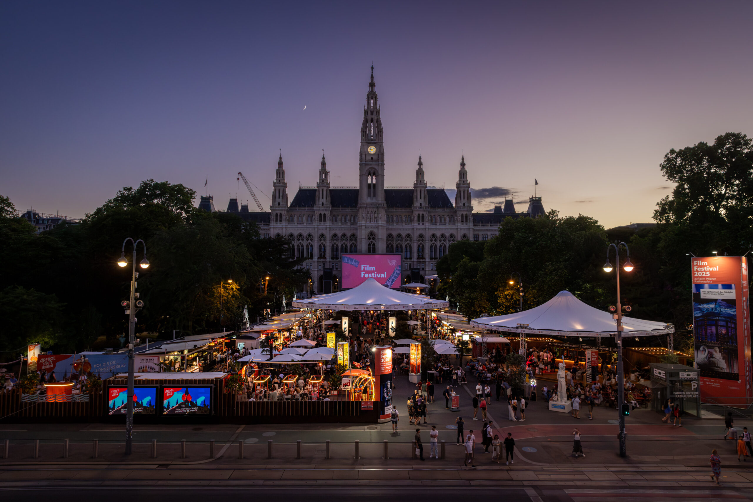 Auf dem Foto ist das Festivalgelände des Film Festivals inklusive des Rathauses zu sehen.