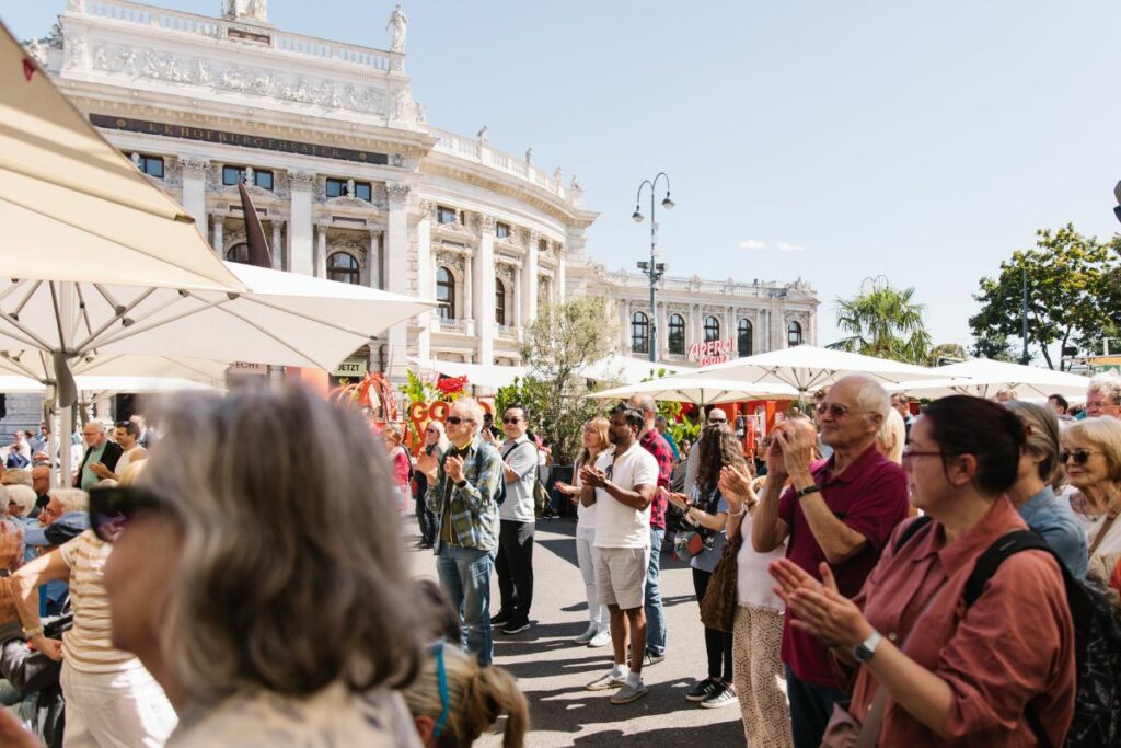 _Film-Festival-2025_(c)stadt-wien-marketing_Teresa-Wagenhofer_9569 Besucher*innen des Film Festivals stehen am Rathausplatz.